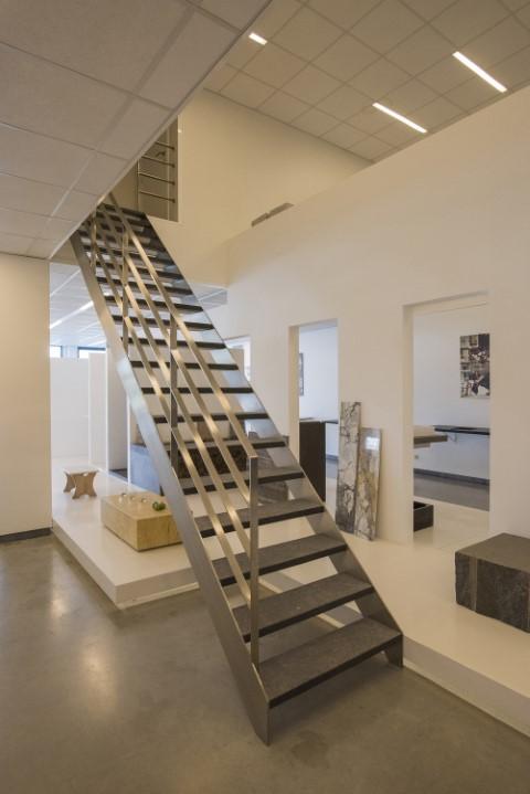 escalier avec 2 limons en inox et des marches en pierre bleue, avec 3 poteaux horizontales