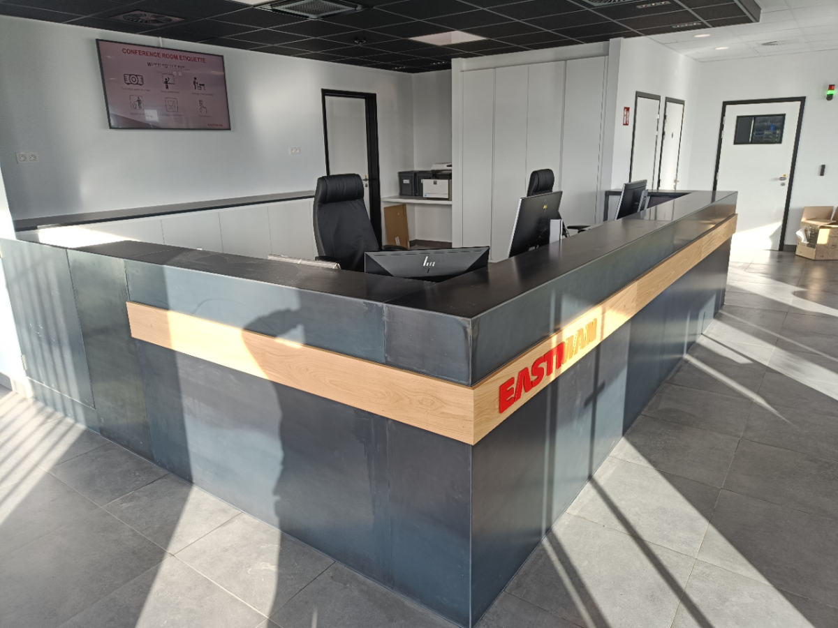 Interieur - Bekleding onthaalbalie - Blauwstaal boenwas