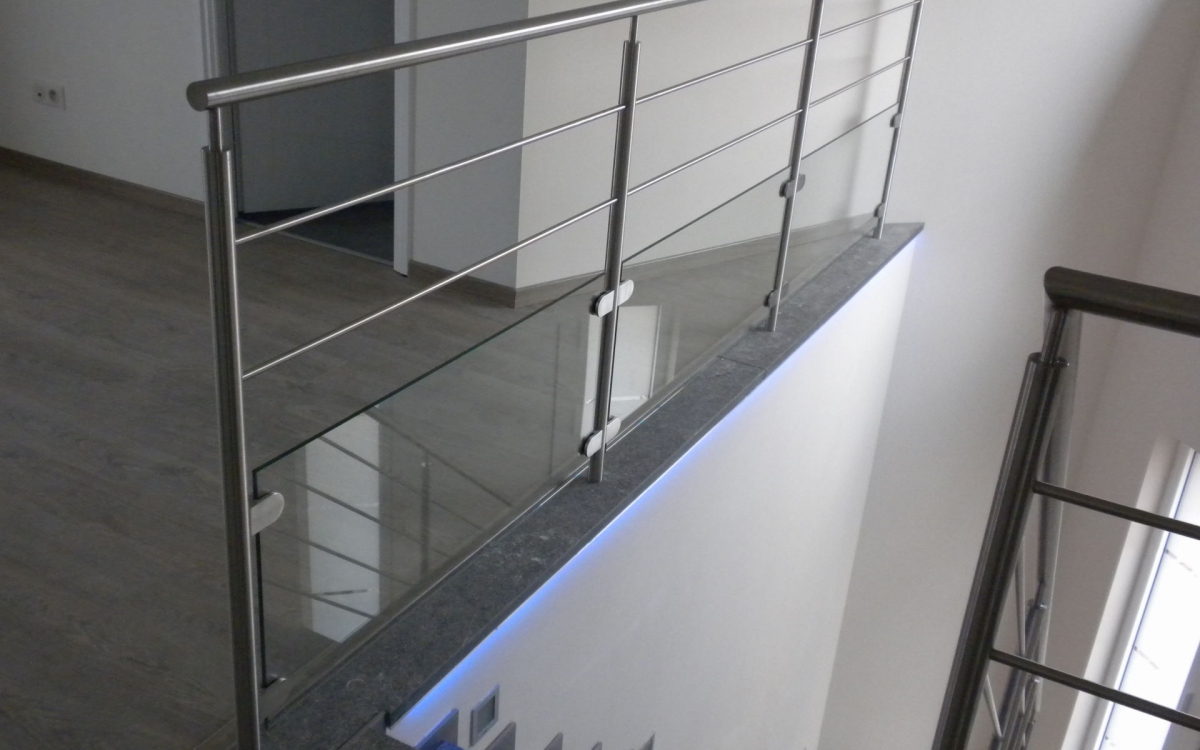 Balustrade met horizontale tussenstijlen gecombineerd met glas