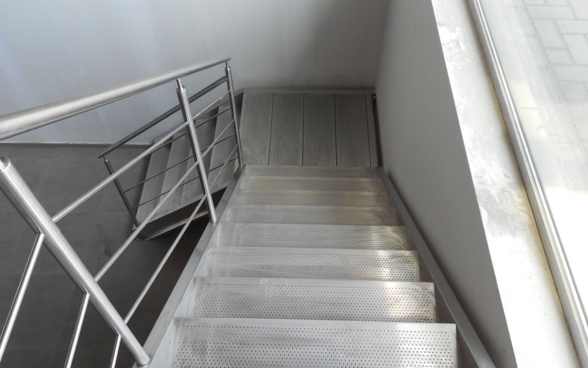 escalier avec 2 limons, marches poinçonnées, rampe avec poteaux horizontales