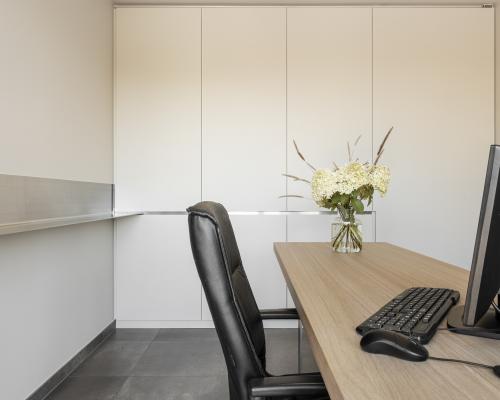 Opbergen - Legbanken + Detail in kasten - Inox rechtlijnig geborsteld