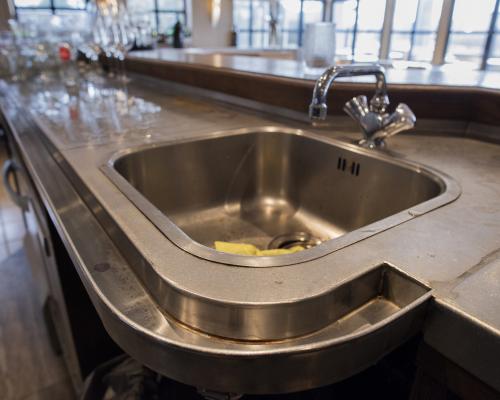 Bar Horeca - Werkblad - Spoelbak - Vershoudbakjes - Opvanggoot - Inox - Excentrisch geschuurd