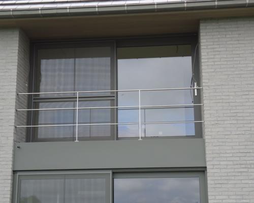 Garde-corp de fenêtre en inox plat avec poteaux horizontaux