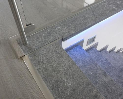 escalier avec 2 limons, marches en pierre bleue, rampe et balustrade avec poteaux horizontales combiné en verre