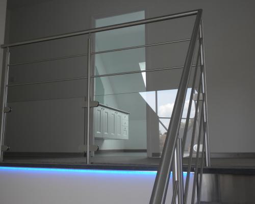 escalier avec 2 limons, marches en pierre bleue, rampe et balustrade avec poteaux horizontales combiné en verre