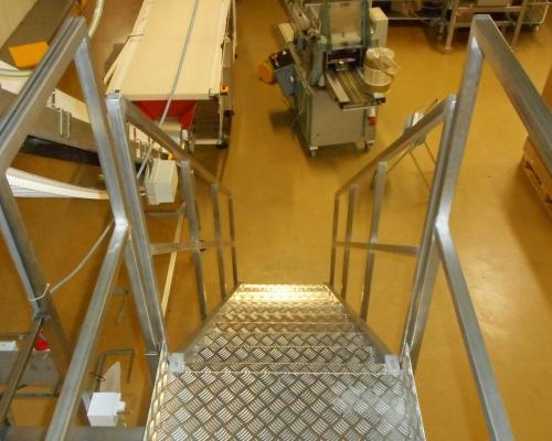 inox platform met trap afgewerkt met traanplaat