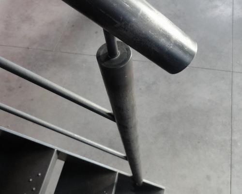 escalier en acier avec 2 limons - rampe et balustrade en acier avec poteaux horizontales