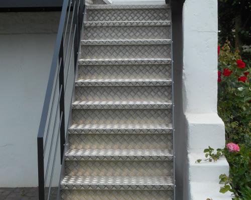 Escalier laqué en acier avec marches en tôle d'acier - rampe avec traverses horizontales - balustrade avec perfo combiné avec des traverses horizontales