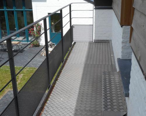 Escalier laqué en acier avec marches en tôle d'acier - rampe avec traverses horizontales - balustrade avec perfo combiné avec des traverses horizontales
