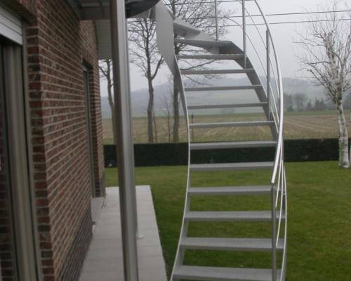 inox draaitrap met 2 trapbomen-leuning en balustrade met horizontale tussenstijlen