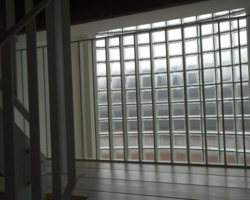 trapleuning en balustrade met verticale tussenstijlen in gelakt staal